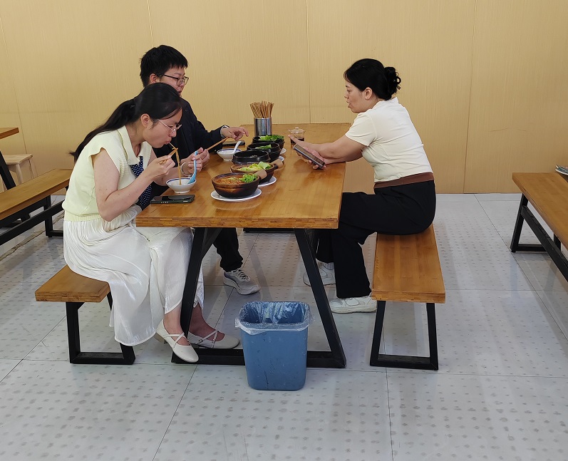 河南洛阳某客户考察锅底香土豆粉